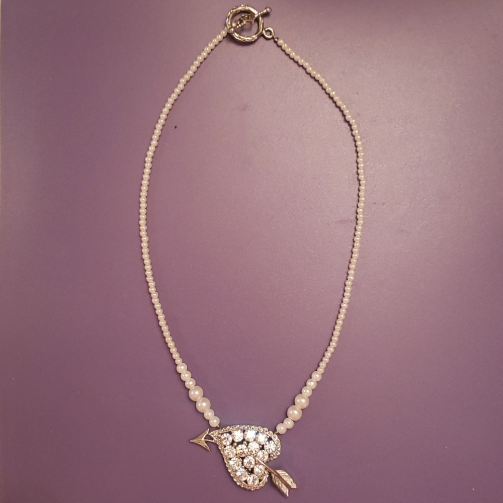 Pearl necklace with rhinestone heart with bow